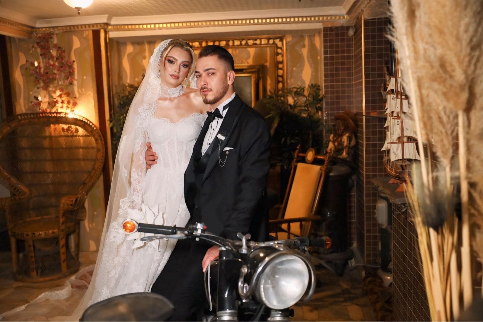 Klasik mekanda gelin damat portresi